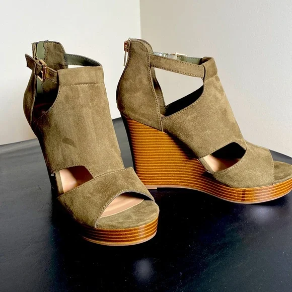 Parker & Sky army green, suede wedges, 4.5 inch heels - Picture 2 of 9